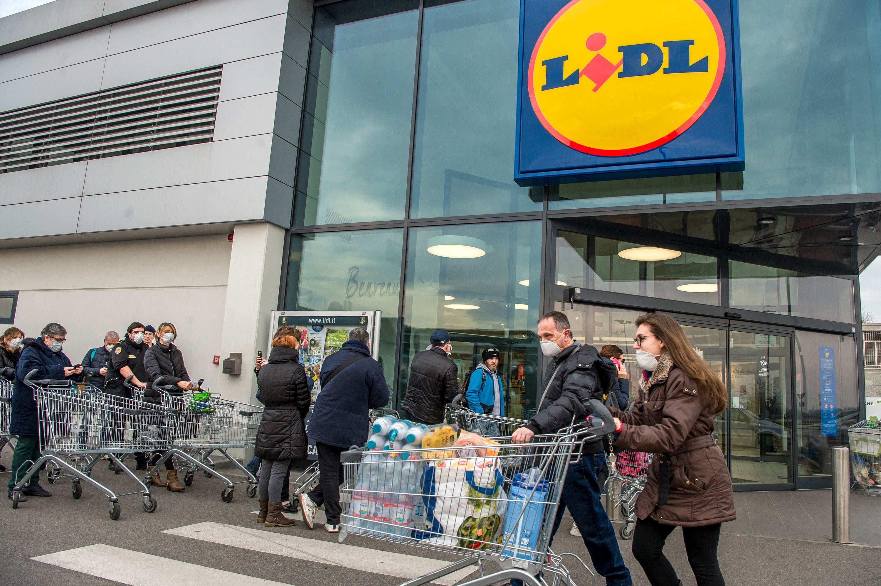 Retailerul Lidl angajează oameni în magazinele din Marea Britanie pentru a putea face față cererii crescute