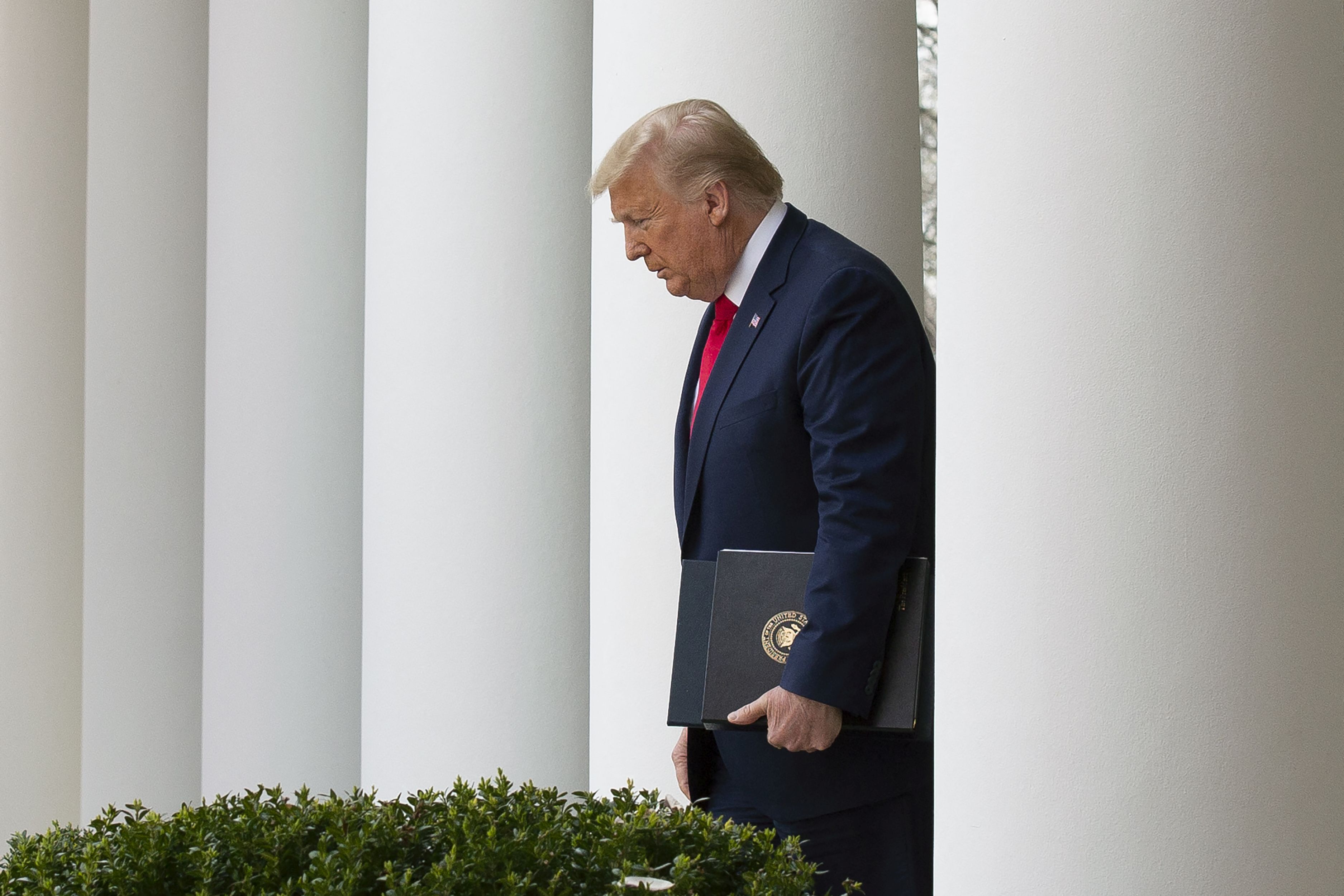 Trump scoate tunurile: Casa Albă pune presiune pe Congres să lanseze un pachet economic de 850 miliarde dolari în fața crizei coronavirus