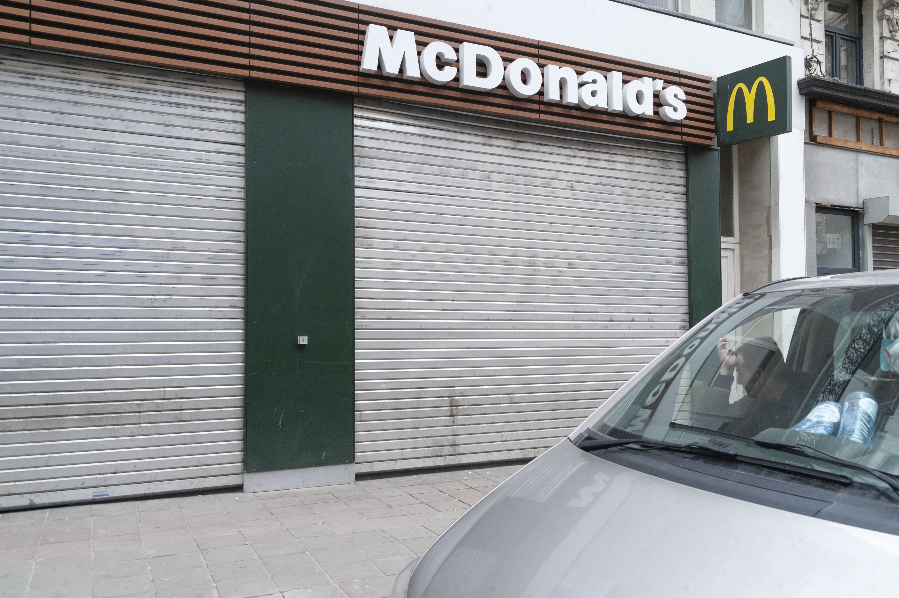 Decizie forțată de COVID-19: McDonald`s închide toate cele 1.270 de restaurante din Marea Britanie, la scurt timp după ce a trecut doar la livrări și drive thru