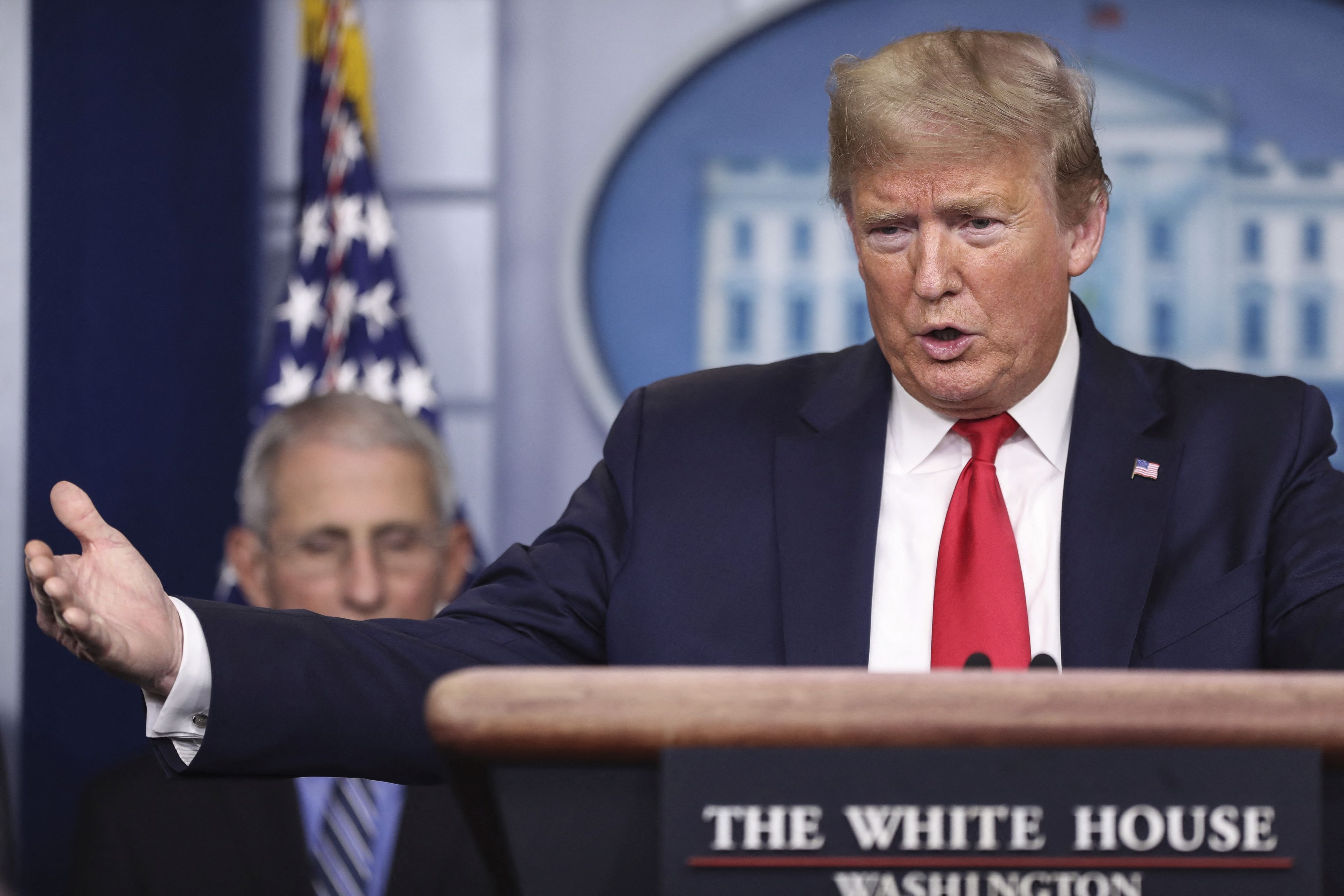În sfârșit: Administrația Trump și Senatul american au bătut palma pentru pachetul de 2.000 miliarde dolari care ar trebui să salveze economia SUA în criza COVID-19