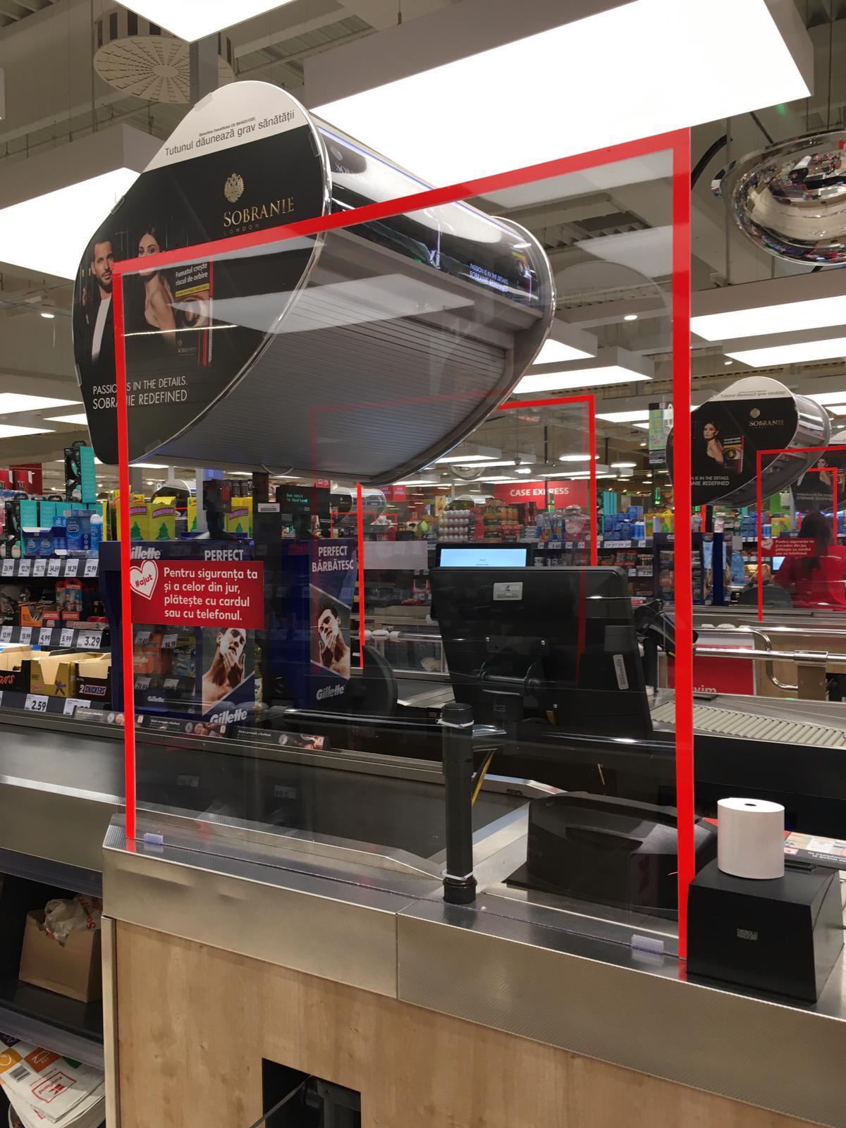 Încă un lanț de retail montează geamuri de protecție la casele de marcat pentru a preveni răspândirea coronavirusului