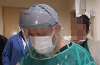 Medici cu saci de gunoi în picioare, pe post de echipament. Așa arată sistemul sanitar din România în plină criză COVID-19