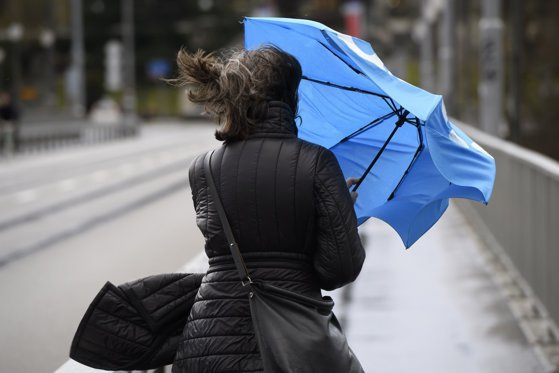 Alertă METEO: Județele aflate sub cod galben sau portocaliu. Meteorologii anunță vânt puternic și viscol