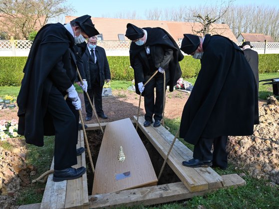 Francezii, furioși față de guvern și elite în criza COVID-19: „Știau și au decis să ne sacrifice. Niciun test pentru săraci”