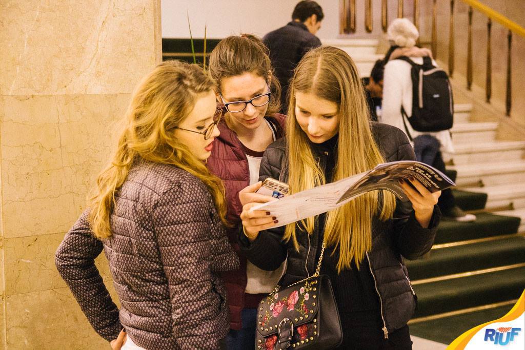 Efectul Brexit-ului.Numărul studenților români care pleacă la studii în Marea Britanie s-ar putea reduce de la 3000 la sub 300 de persoane pe an