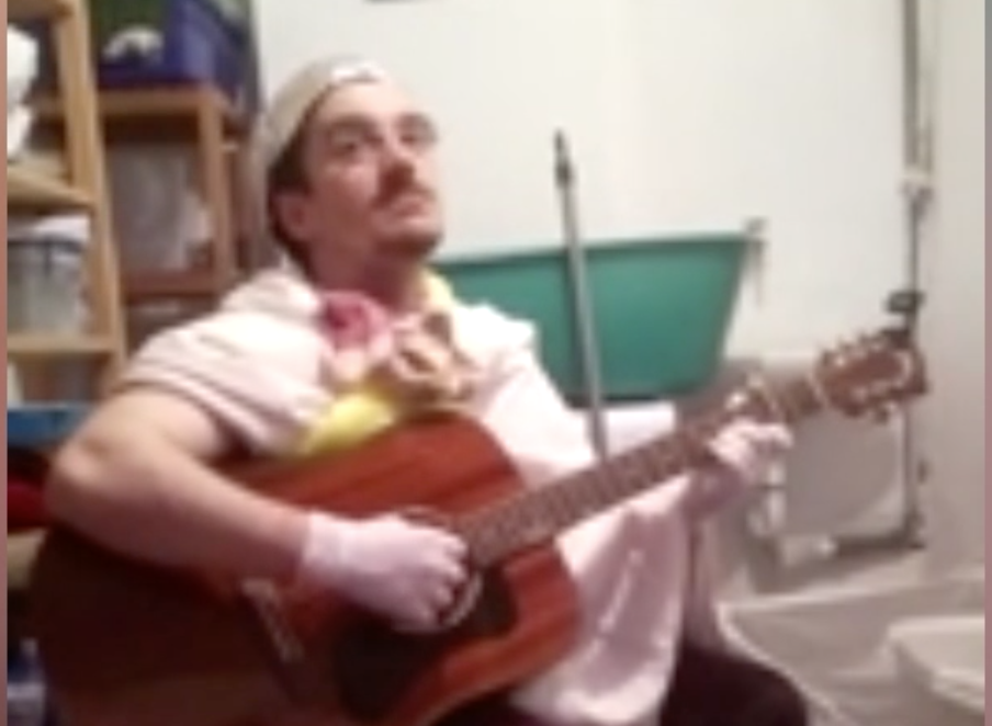 Viral în vremea pandemiei. Un român cântă din izolare „Imnul carantinei"