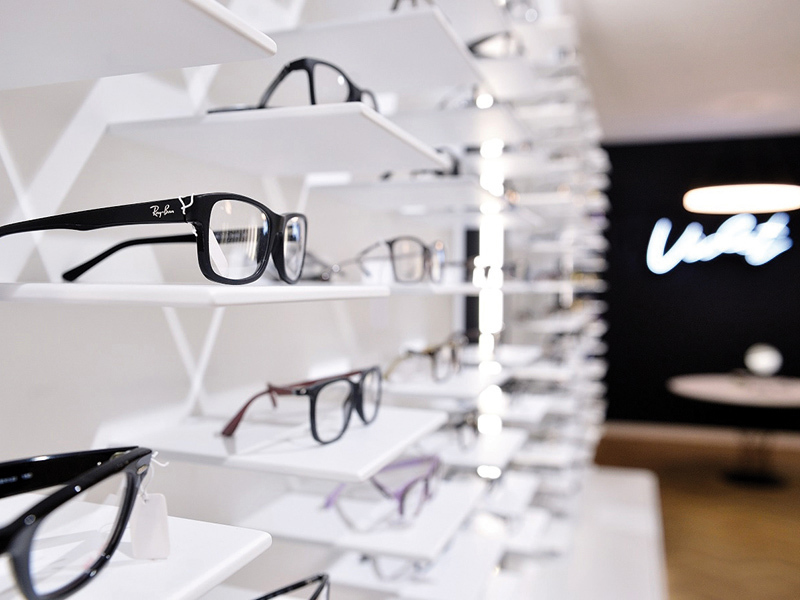 Ce soluție a găsit un retailer de optică pentru pacienții care nu pot veni în magazin să își verifice dioptriile