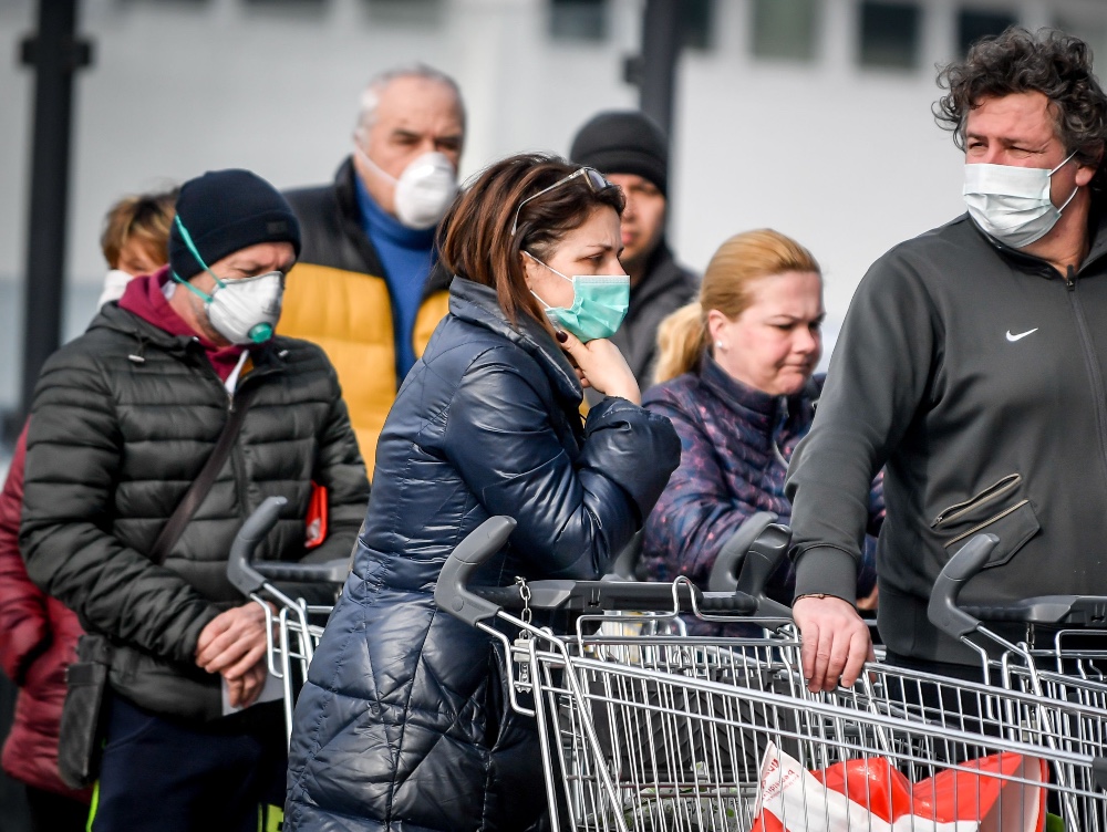 SOLIDARITATE: Patronul unei firme de pază donează măști familiilor care au nevoie