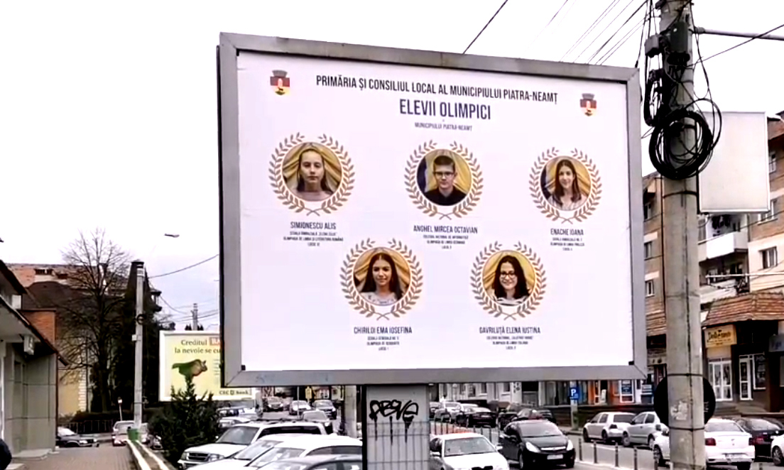 Inedit. Elevii olimpici dintr-un oraș din România sunt promovați pe panourile publicitare din oraș