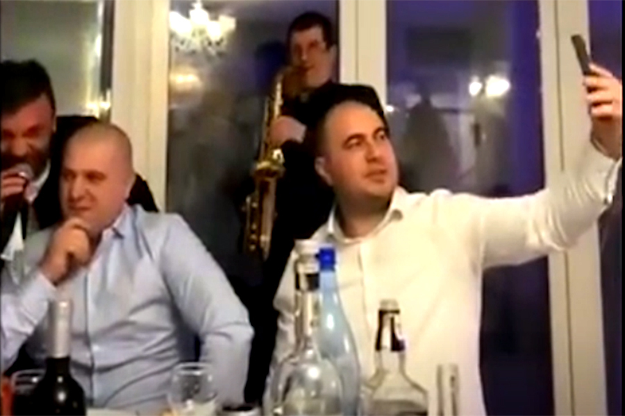 Oare țara noastră mai are șanse la normalitate? Imagini cu polițiști care petrec alături de inculpați pentru contrabandă când de fapt ar trebui să îi investigheze sau să îi prindă