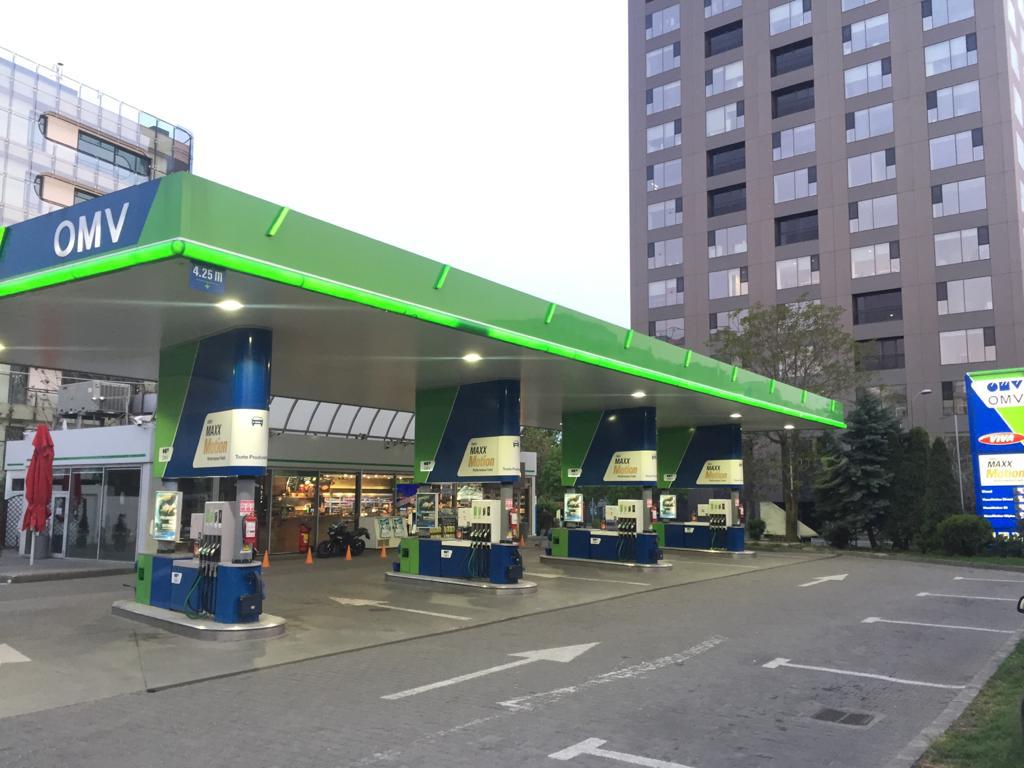 Fotoreportaj ZF. Cum arată benzinăriile pe timp de pandemie. Cu cât au scăzut prețurile benzinei și motorinei de la începutul anului și cât ar mai trebui să scadă în perioada următoare