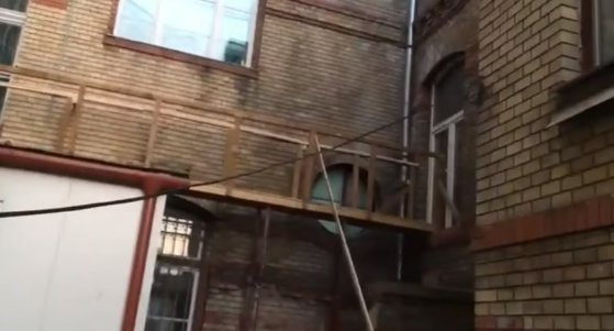 Podul umilinței la Cluj! Medicii, puși să iasă pe geam și să treacă pe un pod de lemn improvizat! / Explicația conducerii pentru noul ”concept” de circuit