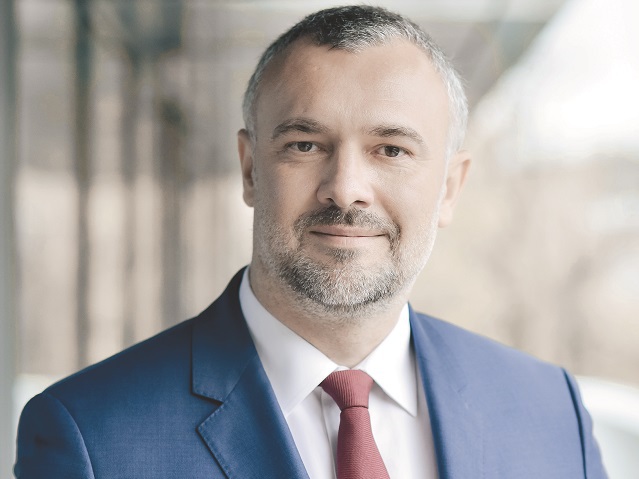 Românii sunt tot mai confuzi în privința amânării ratelor la credite. Legea inițiată de PSD, care concurează ordonanța guvernului de amânare a ratelor bancare, a fost aprobată de parlament