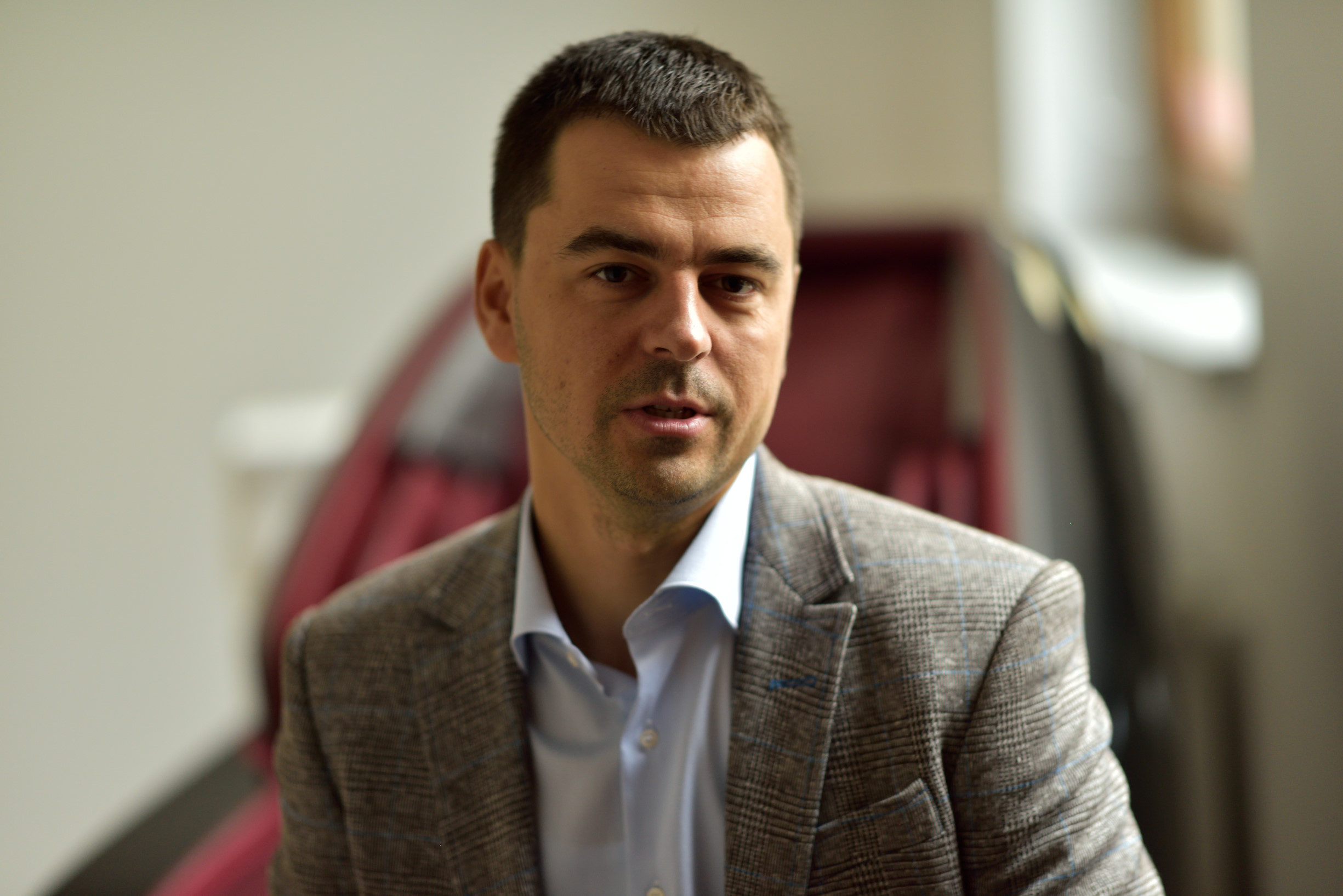 În timpul pandemiei de coronavirus, românii își pot „cumpăra" confortul de pe Internet. Distribuitorul de fotolii de masaj Komoder și-a mutat activitatea în online