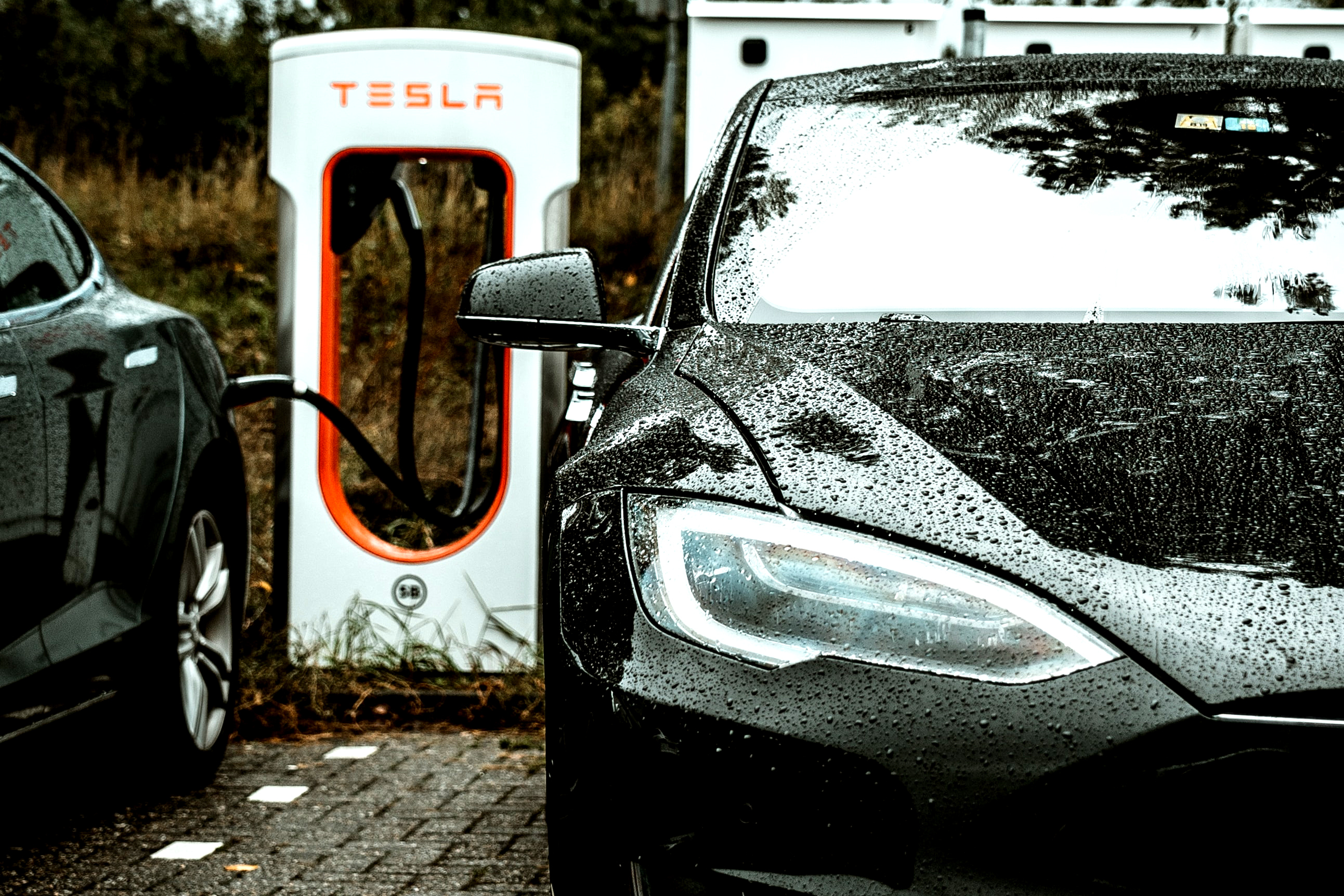Pandemia de COVID-19 mătură totul în cale. Ce măsuri drastice a fost nevoit să ia gigantul Tesla în perioada pandemiei