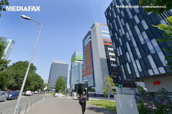 Angajații care lucrează de acasă se bucură de eliminarea statului în trafic și de economiile făcute, dar le lipsește socializarea directă. După pandemie, majoritatea ar vrea un program mixt