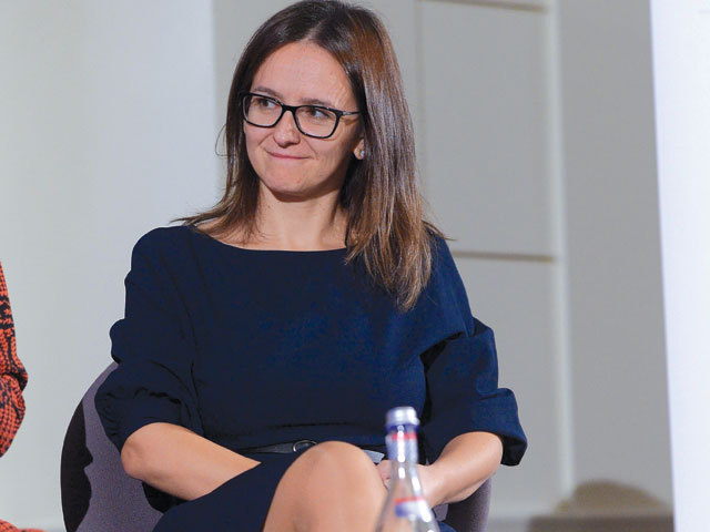 Până când Guvernul Orban se gândește la relansarea economică, nemții își trimit avioanele charter în România să-i ducă pe români înapoi la muncă în Germania. În loc să le dăm de lu