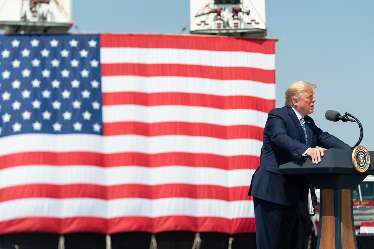 Trump a găsit soluția pentru a crește prețul petrolului, care dacă ar fi rămas la nivelurile scăzute din ultimele săptămâni ar fi prăbușit întreaga industrie americană: amenință Iranul