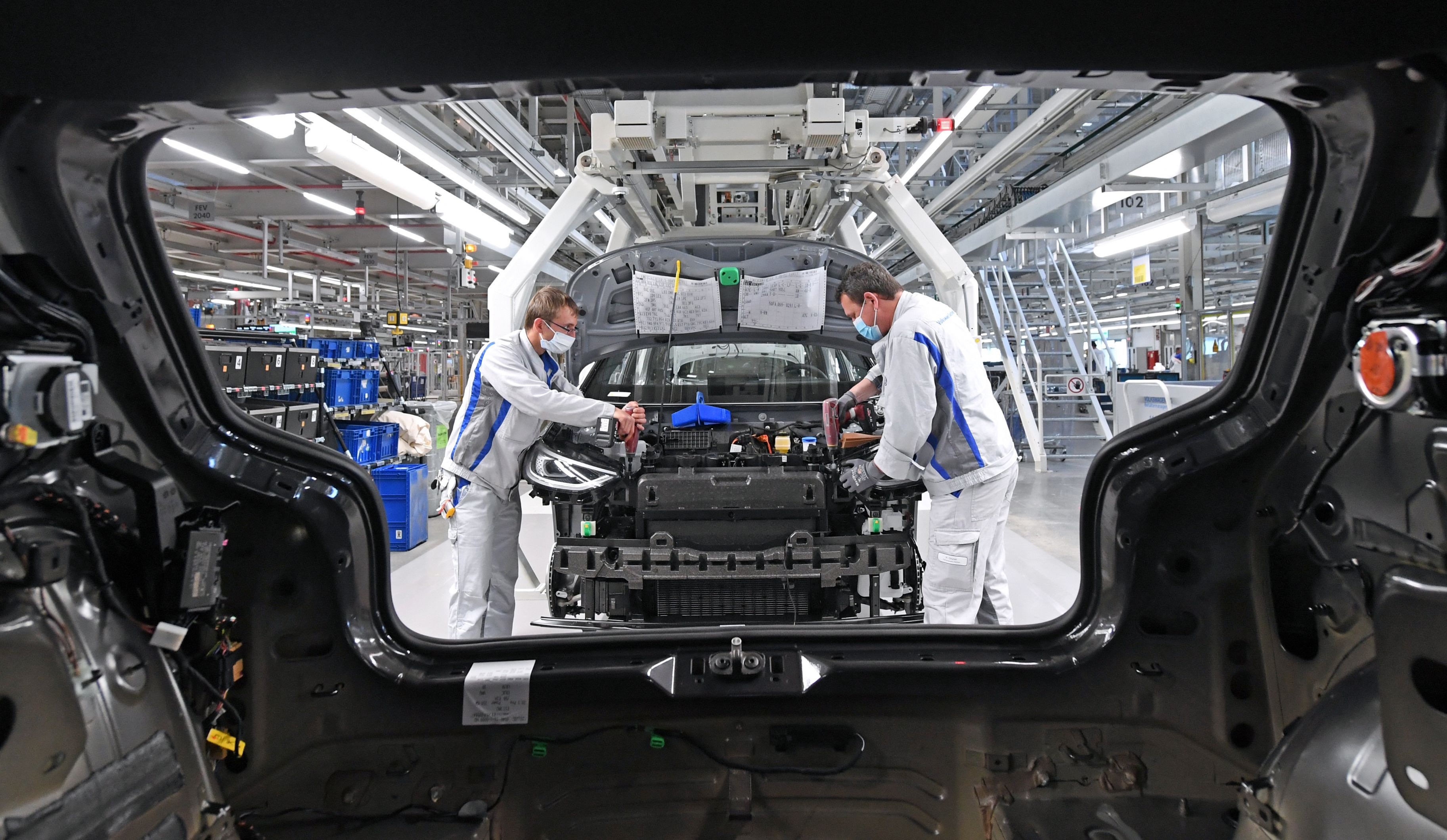 Profitul Volkswagen a scăzut cu 3 miliarde de euro în timp vânzările de mașini s-au prăbușit cu 25%. Totuși, producătorul german se așteaptă să termine anul pe plus