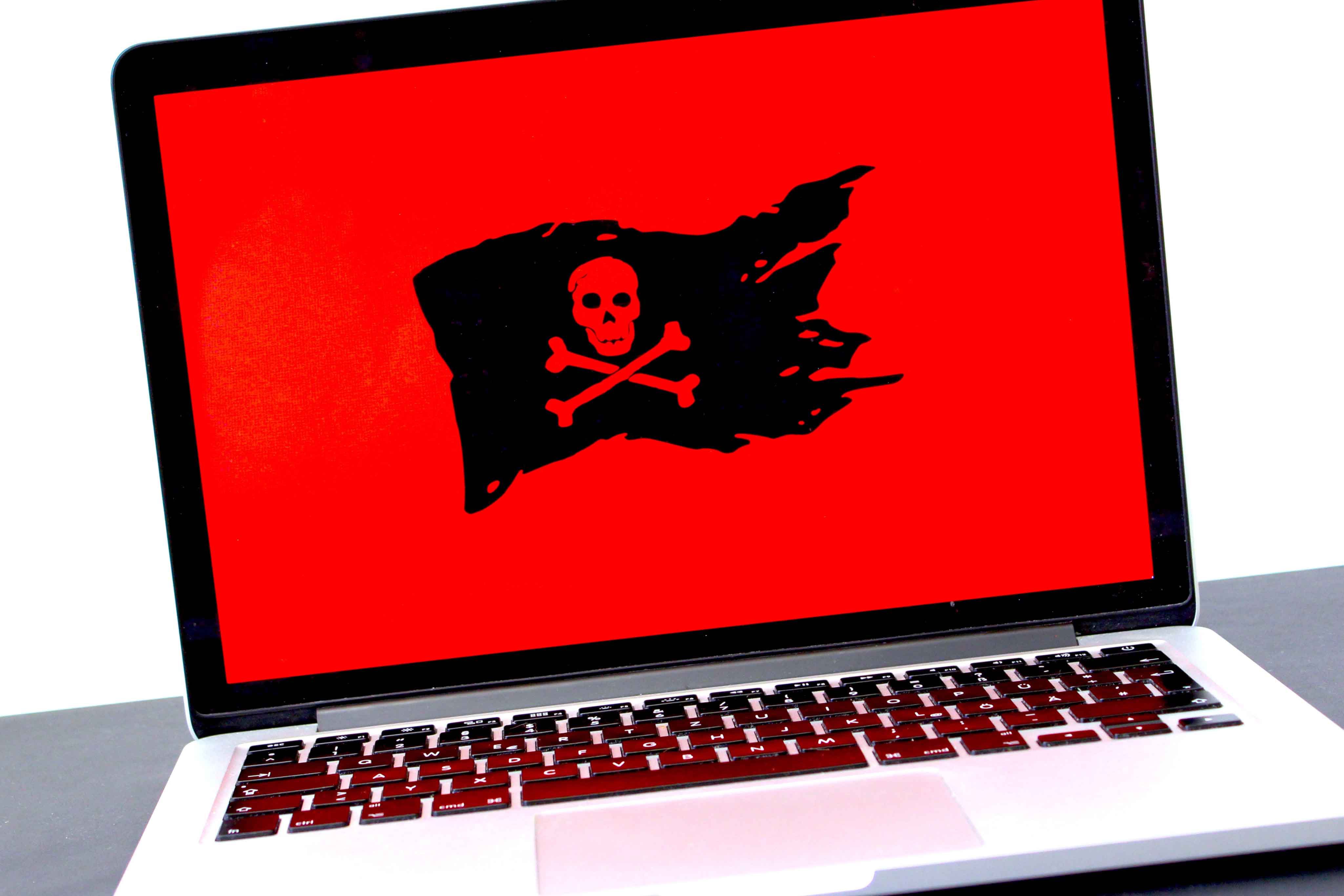 Atenție! Un nou tip de fraudă. SRI avertizează: Un virus troian preia informațiile bancare din telefon. Ce mesaje primesc victimele