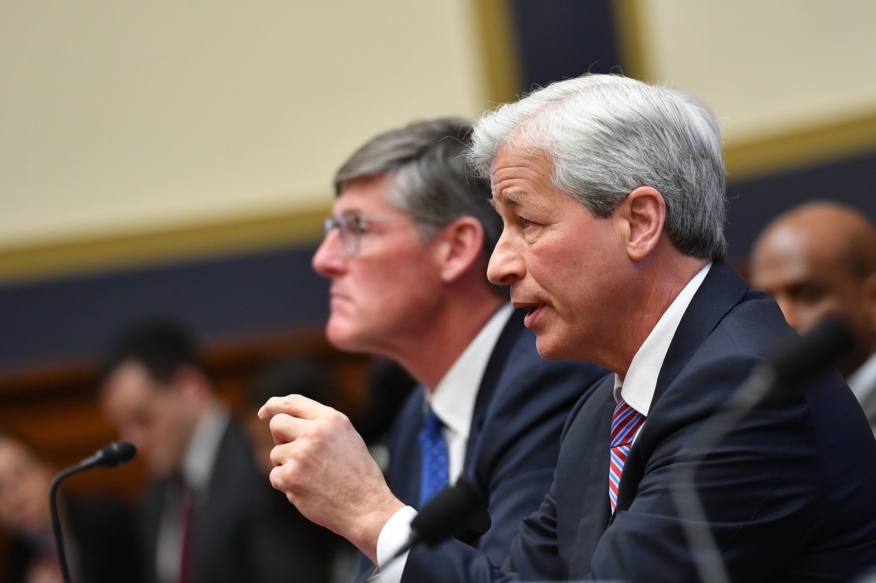 S-a terminat era profiturilor record pentru sistemul bancar:  Profiturile JPMorgan, cea mai mare bancă din SUA, au scăzut cu 69% în T1, la 2,87 miliarde dolari