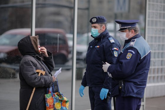 Ironiile polițiștilor după măsurile anunțate de Vela: Jalnic și nelegal. După ce vor duce lumina, polițiștii vor merge la cules sparanghel