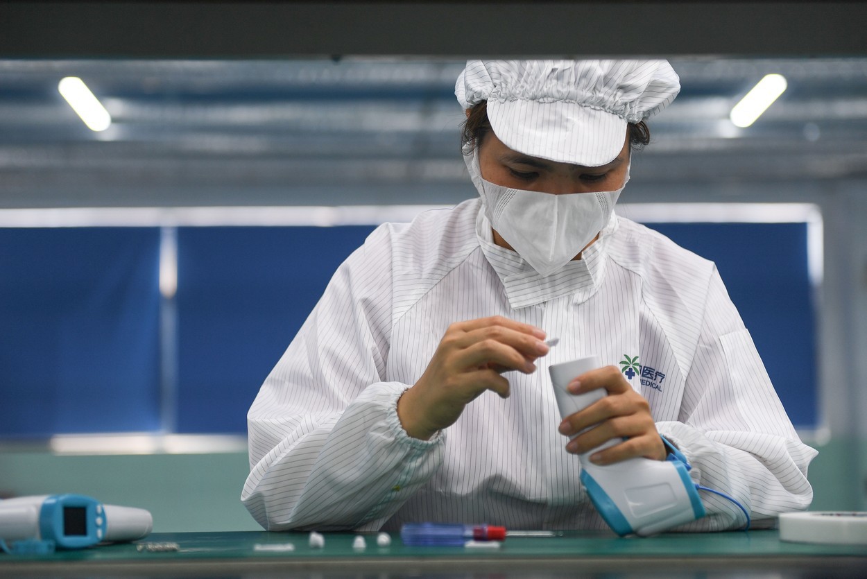 Sibiu: Fabrică de produse medicale închisă. O femeie a murit și 17 angajați confirmați cu COVID-19