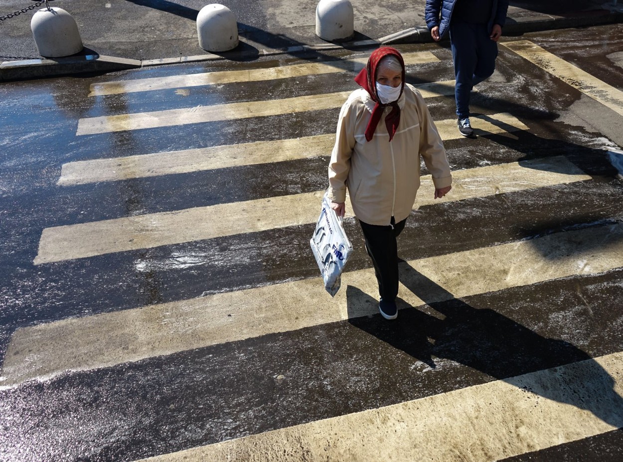 REPORTAJ ZF. Paște în vremea pandemiei: Azi-dimineață rafturile erau pline, dar oamenii păreau puțin mai goi. COVID-ul a alungat sărbătoarea și a scurtat listele de cumpărături