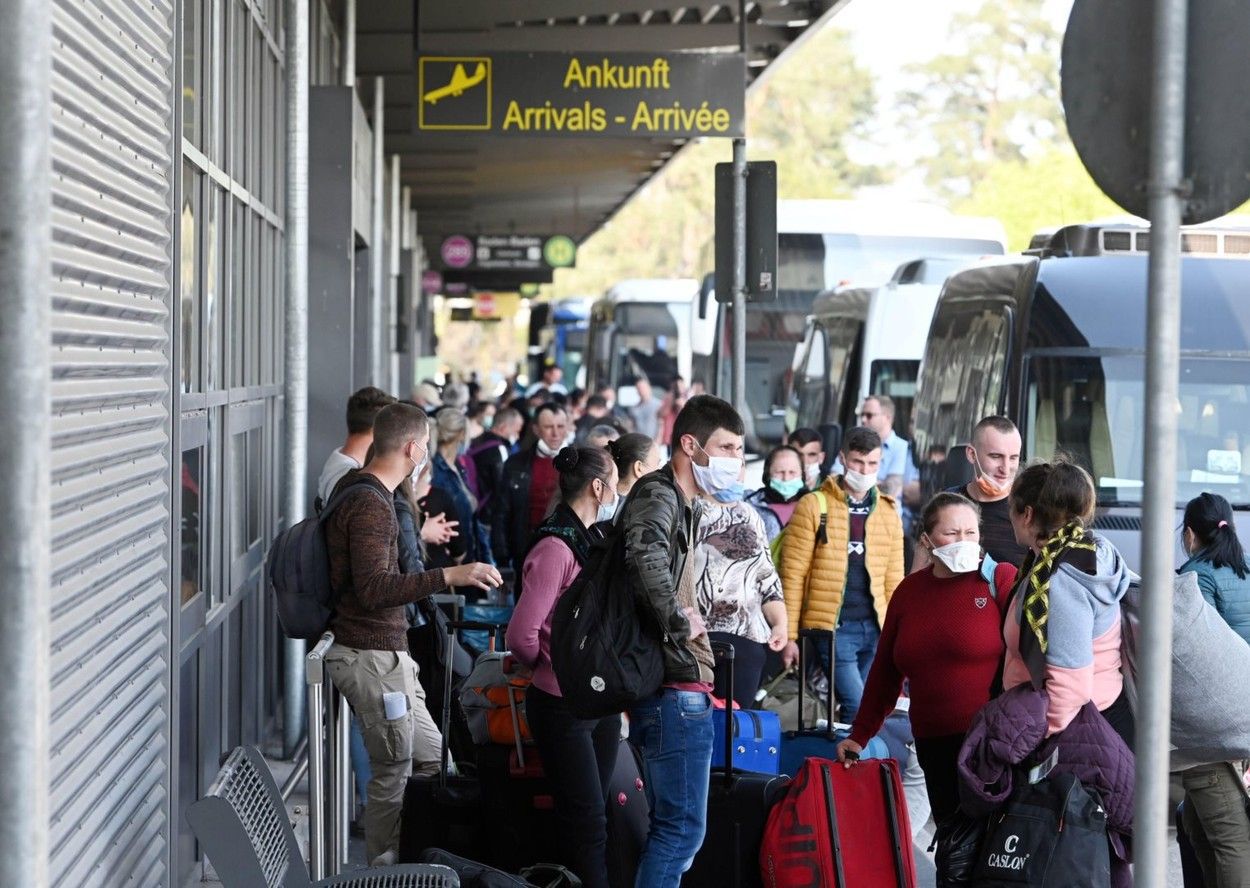 Încă o problemă pentru economia românească: Cu câte miliarde de euro vor scădea banii pe care îi trimit în țară românii din afară în acest an. Diaspora reprezintă cel mai mare investito