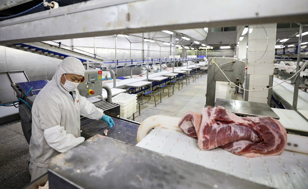 Coronavirusul închide o fabrică gigant a celui mai mare producător de carne de porc din lume. SUA se apropie periculos de un deficit de carne