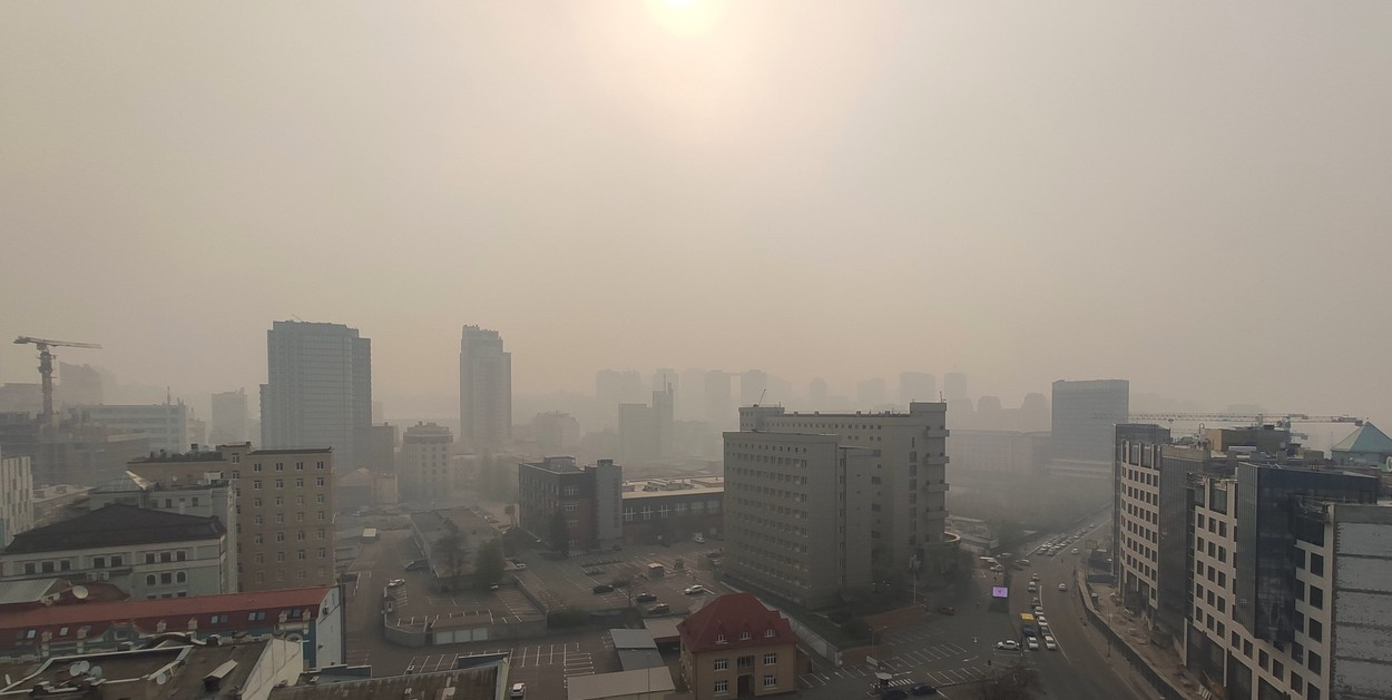 Kiev a devenit cel mai poluat oraș din lume, după ce incendiile radioactive de la Cernobîl au adus nori grei deasupra orașului. Galerie FOTO