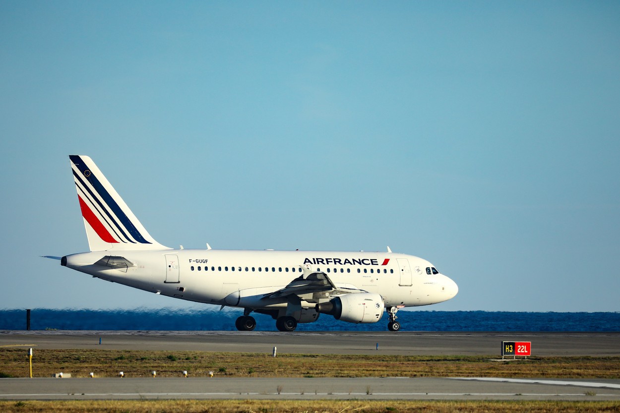 Gigantul Air France-KLM va primi un ajutor de stat de 11 miliarde euro de la guvernul francez și cel olandez. Care sunt condițiile