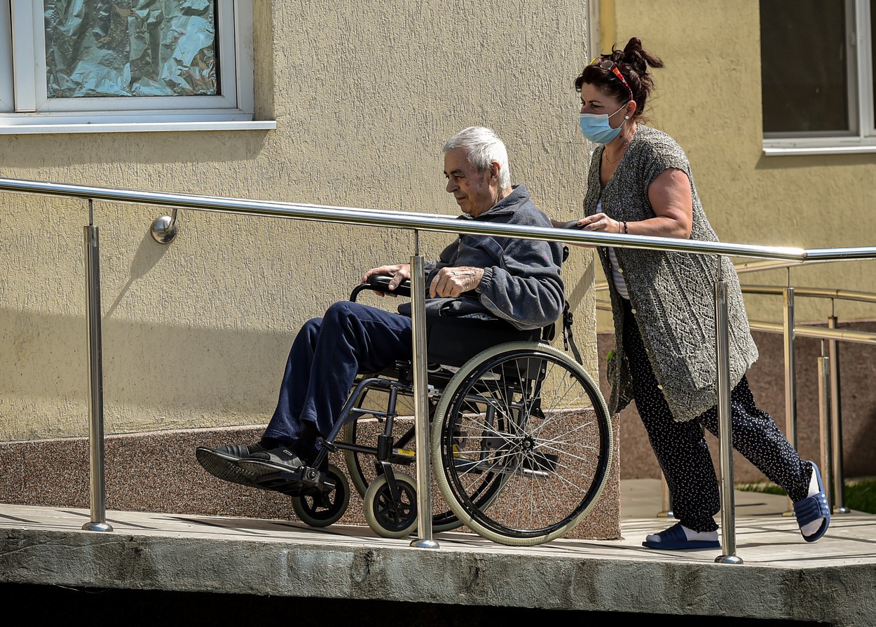 Subiectul corupției din România, din nou în titlurile internaționale: Contracte dubioase de peste 12 mil. dolari pentru măști medicinale acordate unei firme care vinde tutun și alcool