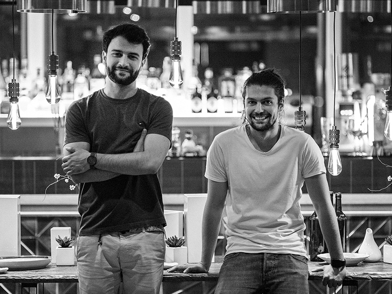 Doi tineri arhitecți și-au imaginat deja cum vor arăta locurile în care ne petrecem timpul liber după ieșirea din izolare. La restaurant, vom avea câte un dulap pentru spălat mâinile lângă