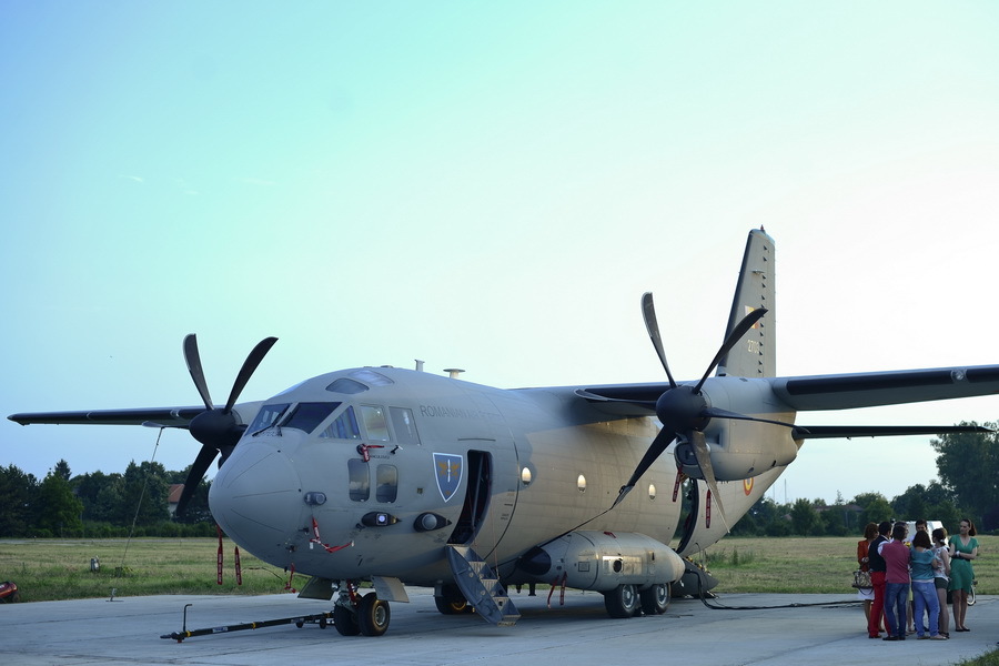 Pacient cu COVID-19 în stare gravă, dus din Suceava la București cu o aeronavă C-27J Spartan