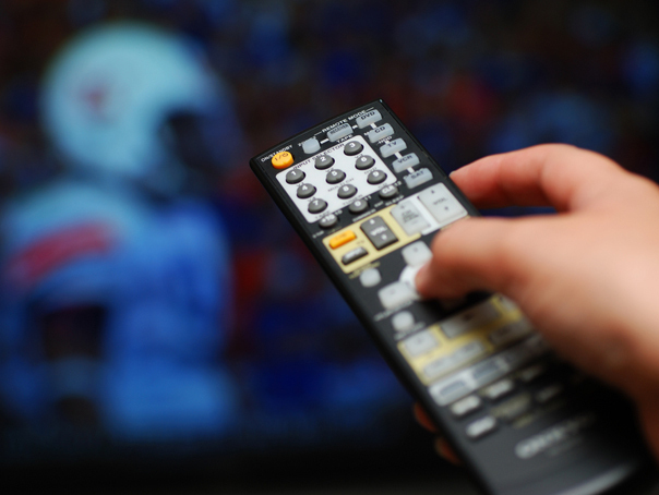 Telekom România: Numărul orelor petrecute de români în fața televizoarelor aproape s-a dublat în această perioadă