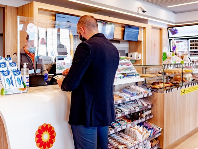 Rompetrol și-a transformat benzinăriile în minisupermarketuri: „Am aprovizionat stațiile cu produse de larg consum precum lapte și conserve, atât de căutate în această perioadă“