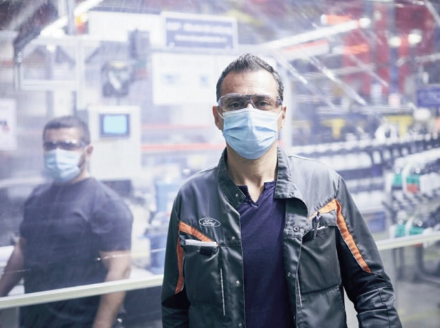 Mai mult de 300.000 de angajați se întorc la muncă astăzi. „Este vorba despre repornirea industriei auto. Este un efect de domino - odată ce încep companiile mari, vor începe toate“