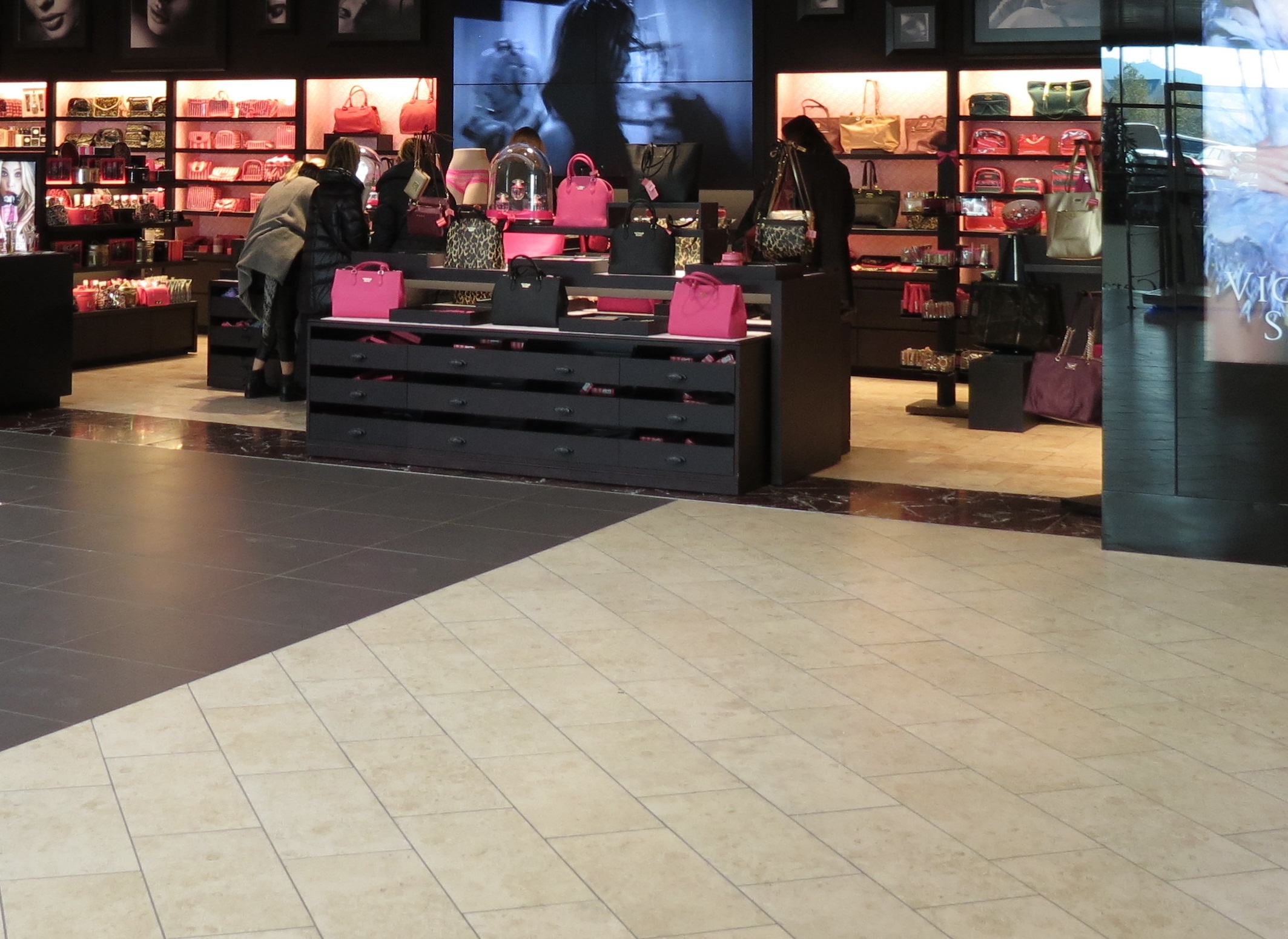 Victoria’s Secret închide definitiv un sfert din magazinele sale din Statele Unite și Canada