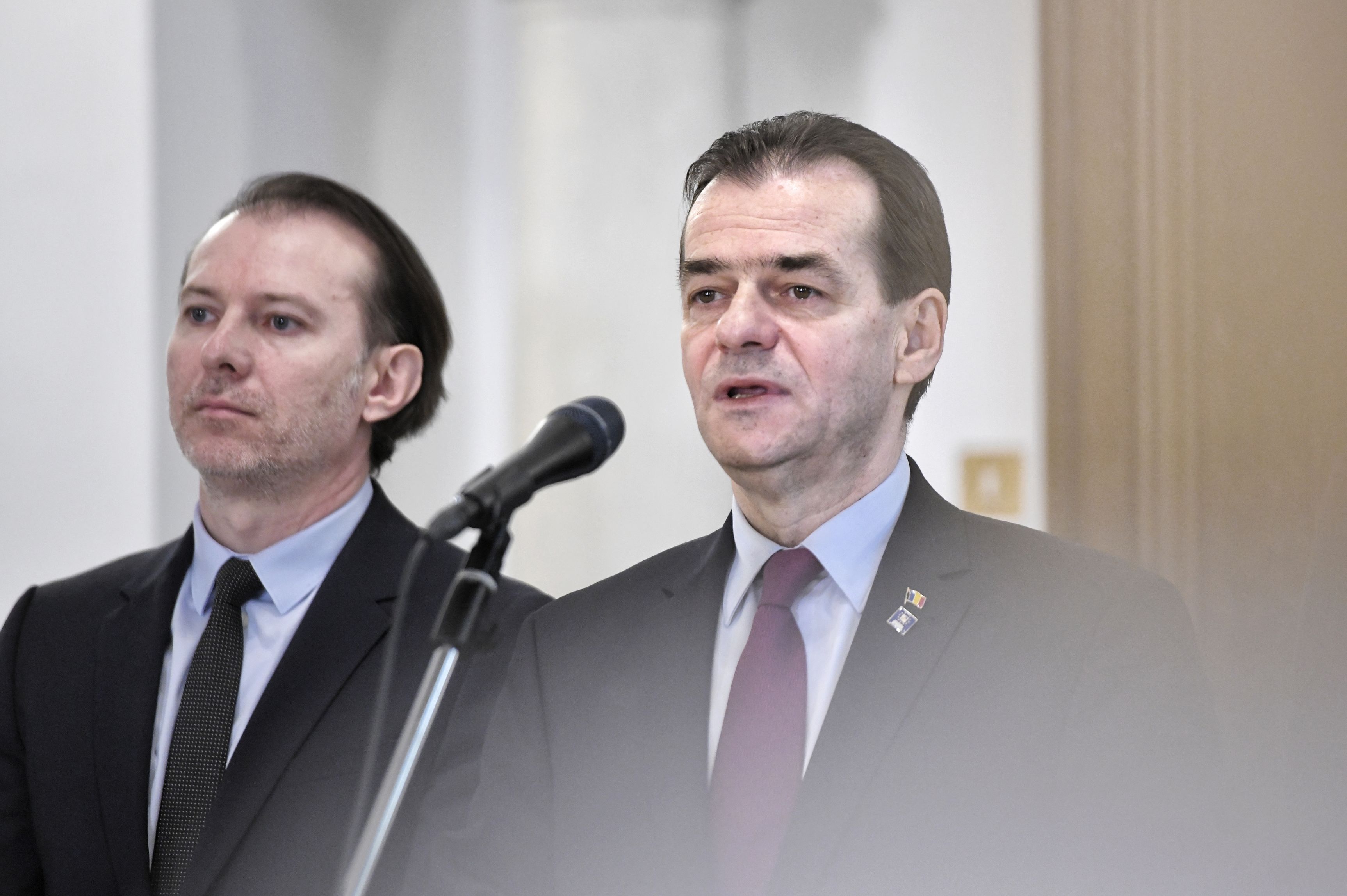 Premierul, amendat pentru fumat și nepurtarea măștii în spații închise. Orban a achitat 3.000 de lei