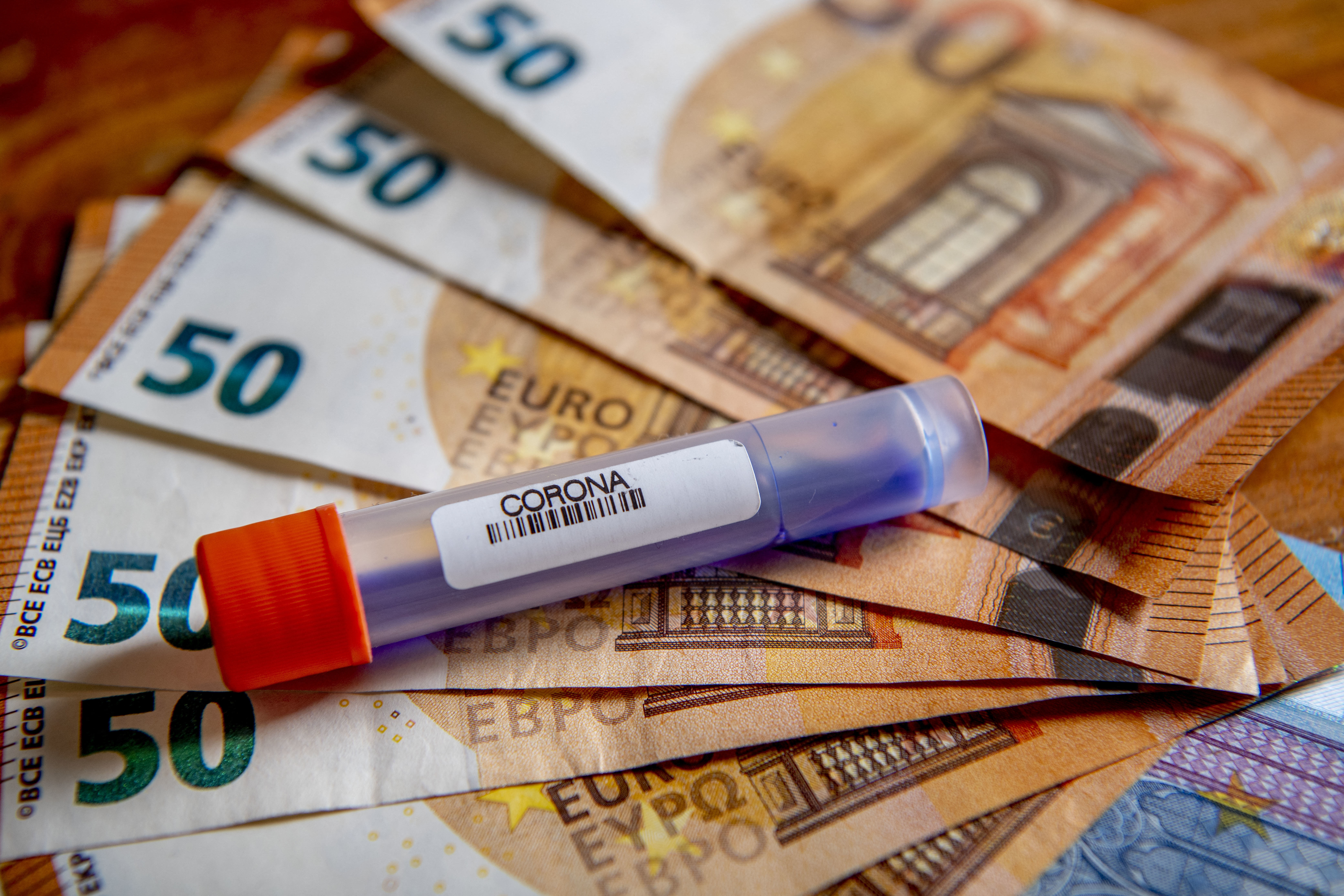 Zona euro, amenințată cu dispariția: Cum influențează coronavirusul „recesiunea de proporții istorice” prin care va trece Europa
