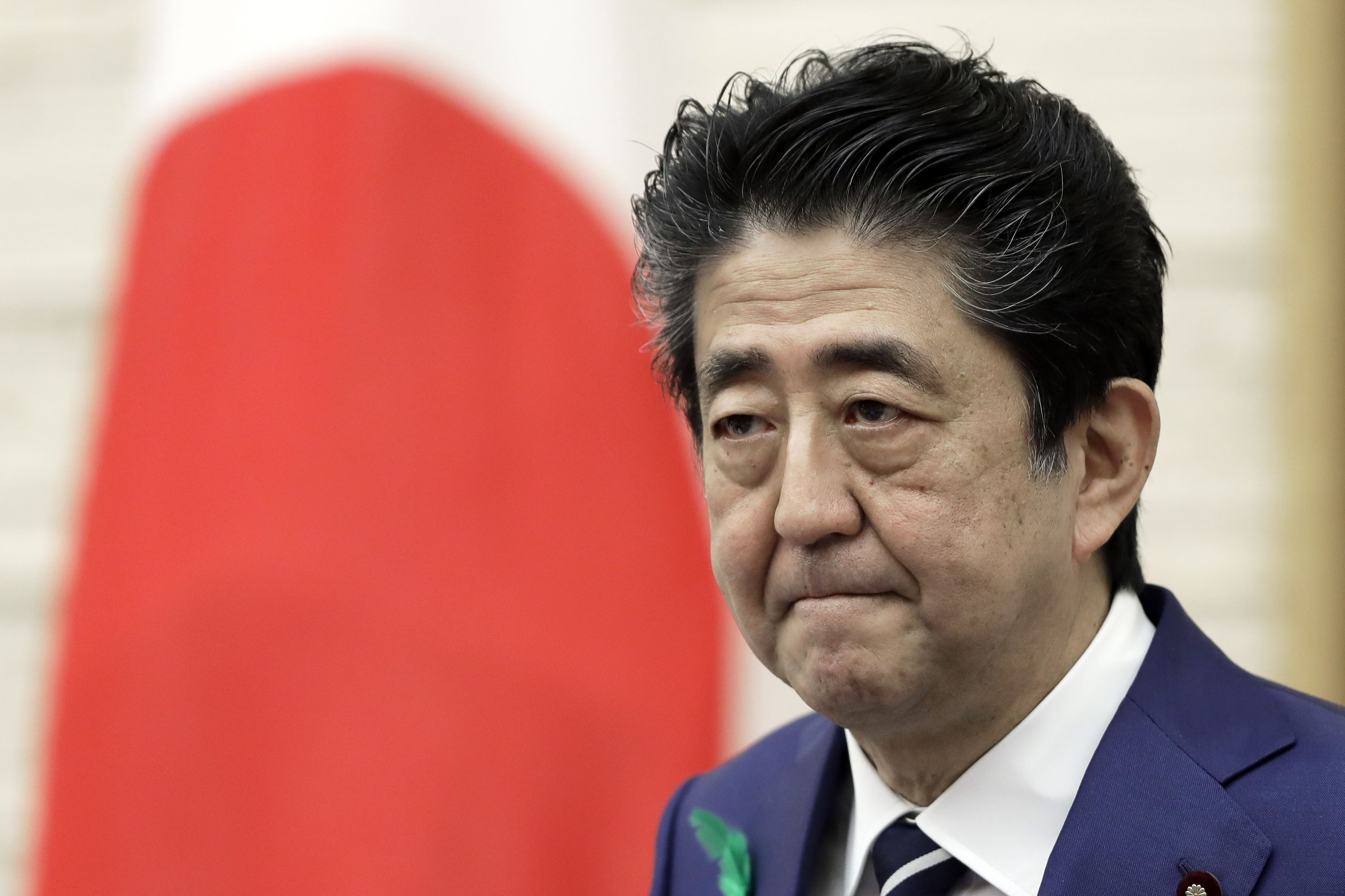 După ce Japonia a ridicat starea de urgență fără ca țara să sufere la fel de mult ca celelalte puteri mondiale, probleme premierul Shinzo Abe par să fie abia la început