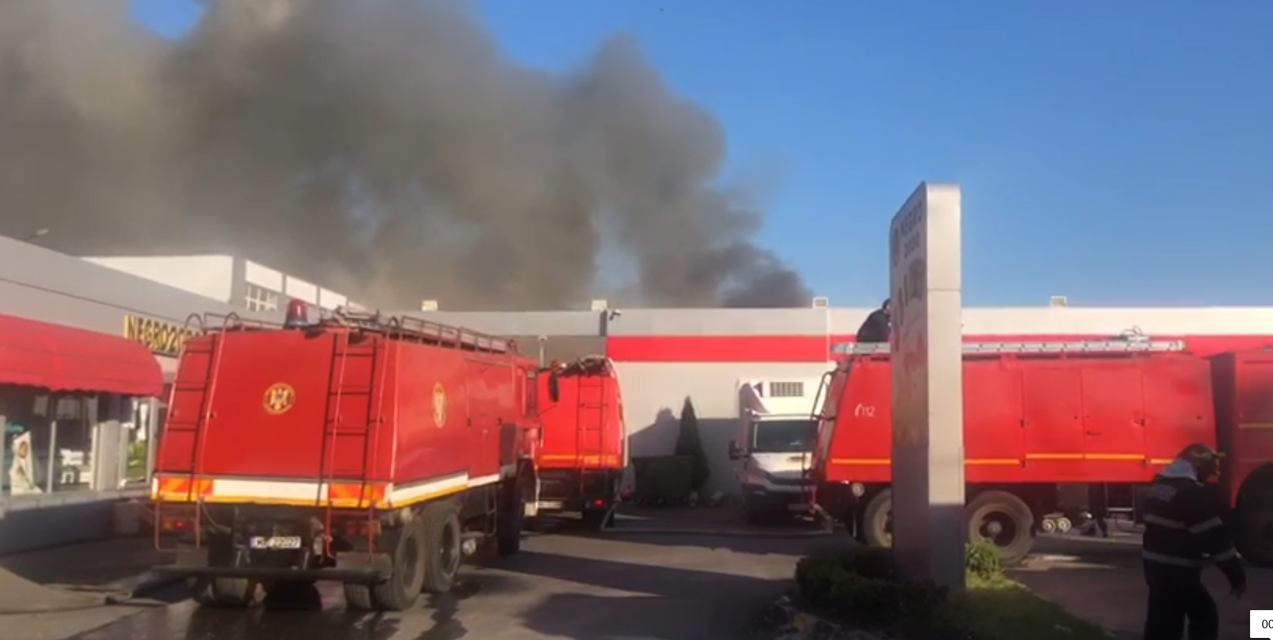 Incendiu puternic, izbucnit în două hale din sudul Capitalei