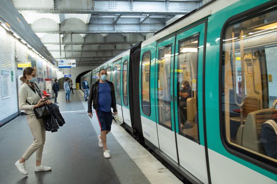Ce reguli vor fi în mijloacele de transport în comun. Transporturi: măsurile aplicabile după 15 mai la CFR, Metrorex, aeroport, Tarom