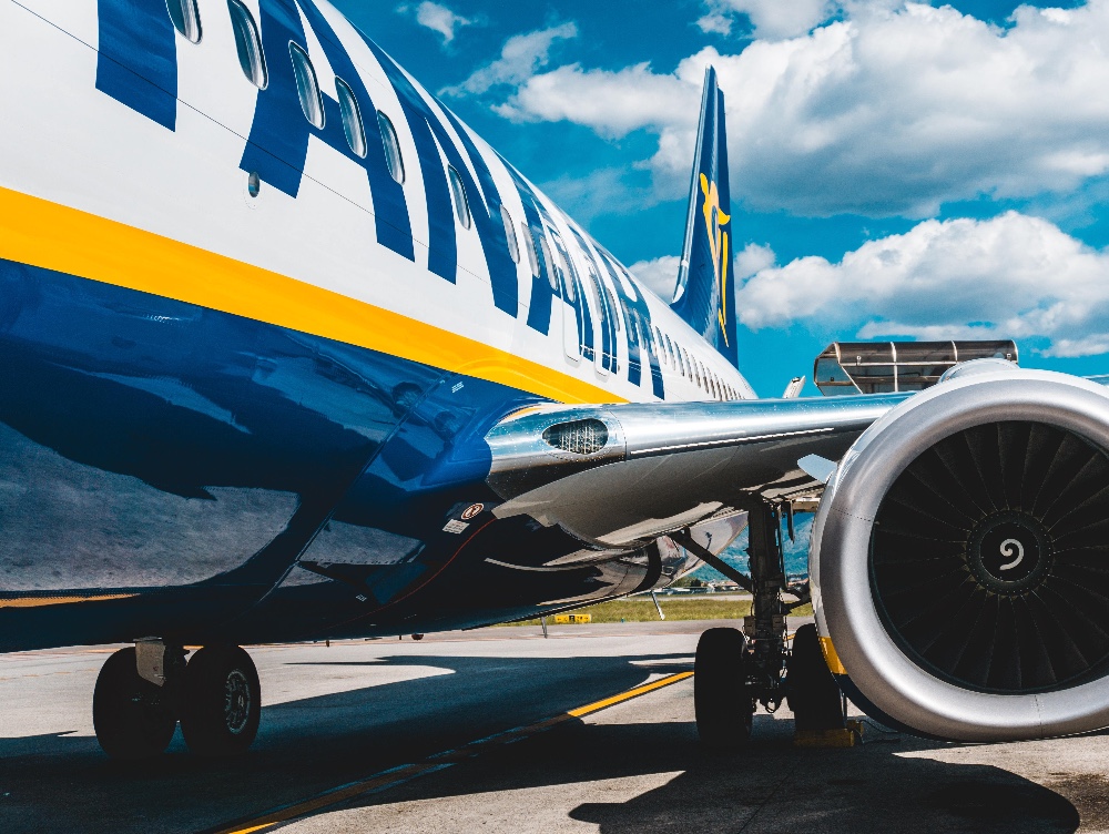 Vești proaste de la Ryanair. După ce a spus că va concedia mii de angajați și că taie din salarii, a anunțat și ce se întâmplă cu banii oamenilor ale căror zboruri au fost anulate