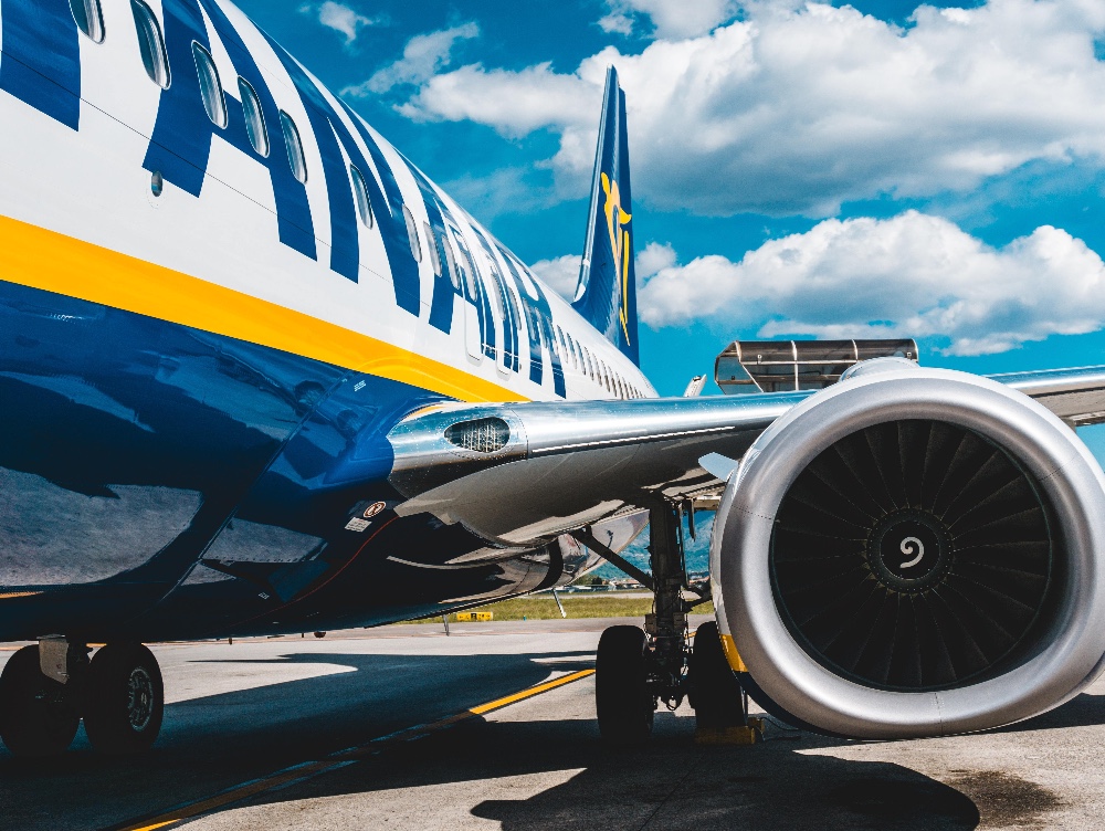 Vin zile și mai negre pentru o companie aeriană cu multe zboruri și în România. Operatorul anunță că 15% din angajați rămân fără loc de muncă iar ceilalți vor suferi tăieri salariale
