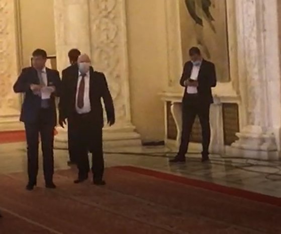 Legea, încălcată chiar de parlamentari: fără mască în incinta Parlamentului