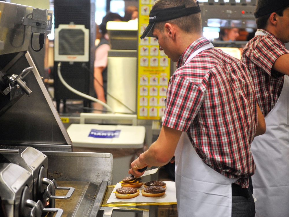 În timp ce McDonald's se pregătește de redeschiderea restaurantelor, angajații își exprimă nemulțumirea. Pentru ce protestează angajații lanțului de restaurante fast-food din 20 de orașe d