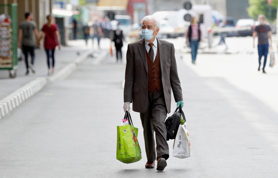 Ești obligat să porți mască de azi sau rămâne recomandare?