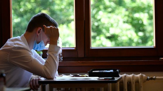 Ministerul Educației anulează achiziția de măști pentru elevi și profesori cu o săptămână înainte de începerea școlii. Vor ajunge măștile la timp la copii?